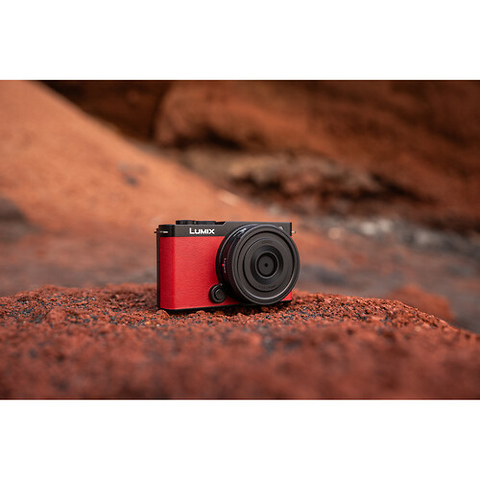 Lumix DC-S9 Mirrorless Digital Camera with 20-60mm Lens (Crimson Red) Image 3