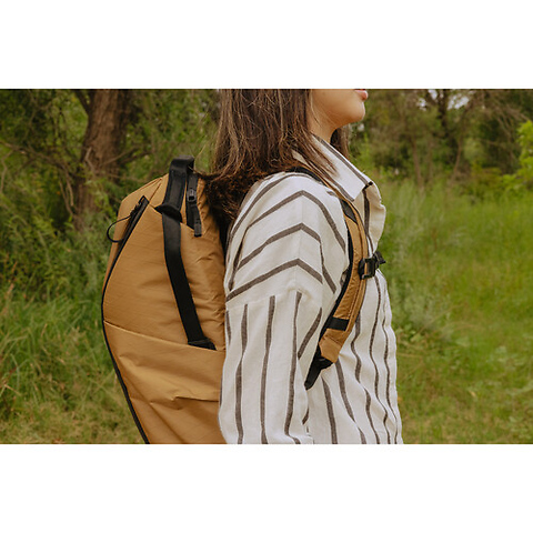 Everyday Backpack v2 (Coyote, 20L) Image 9